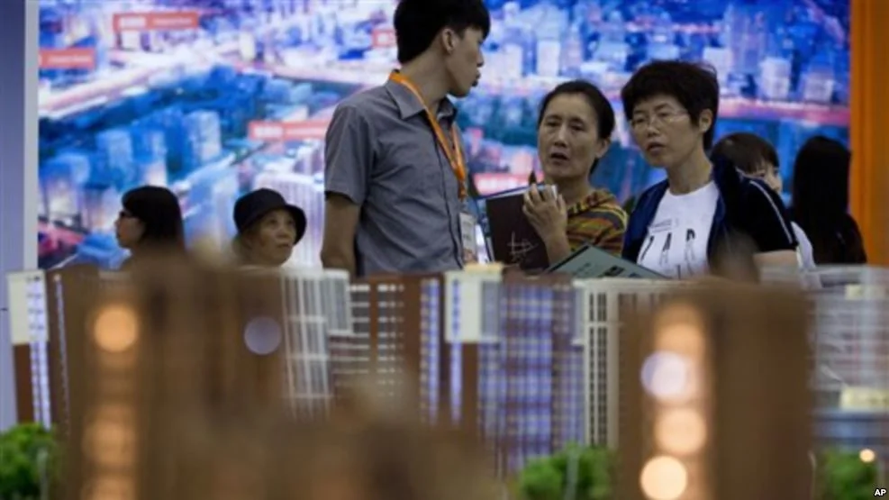在北京的房產投資展示會上，人們看房子（2012年9月21日）
