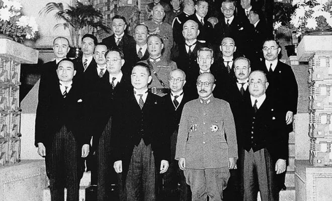 1942年12月23日，汪精衛與周隆庠（二排左一）、周佛海（二排左二）、徐良（二排左三）、梅思平（三排左一）、大東亞相青木一男（三排右一）等出席日本首相東條英機（前中）晚宴前合影。