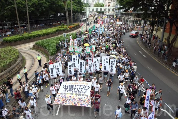 今年香港七一大遊行以「決戰689（梁振英）」為主題，在酷熱天氣下，仍有11萬人上街要求梁振英下台。（潘在殊/大紀元）