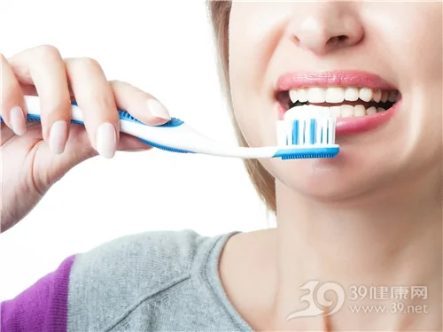 青年女刷牙牙刷牙膏_31298102_xl