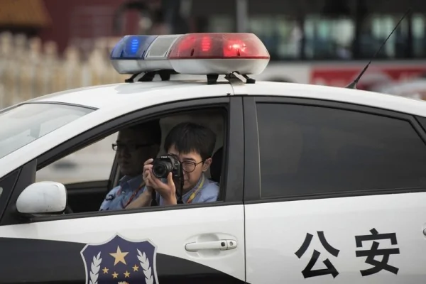 有報導稱，中共將對公安系統進行重大「改革」，公安部國內保衛局將被撤消。圖為，2015年8月30日，天安門廣場上的警察。(FRED DUFOUR/AFP/Getty Images)