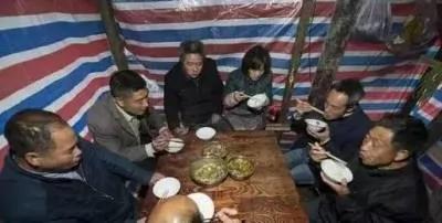 玻璃栈道是如何修筑的?背后真相却让国人心酸!