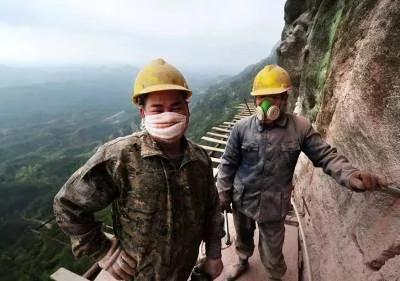 玻璃栈道是如何修筑的?背后真相却让国人心酸!