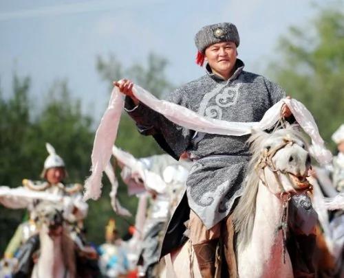藏民进京数天震撼北京导游 举手投足令人难忘!