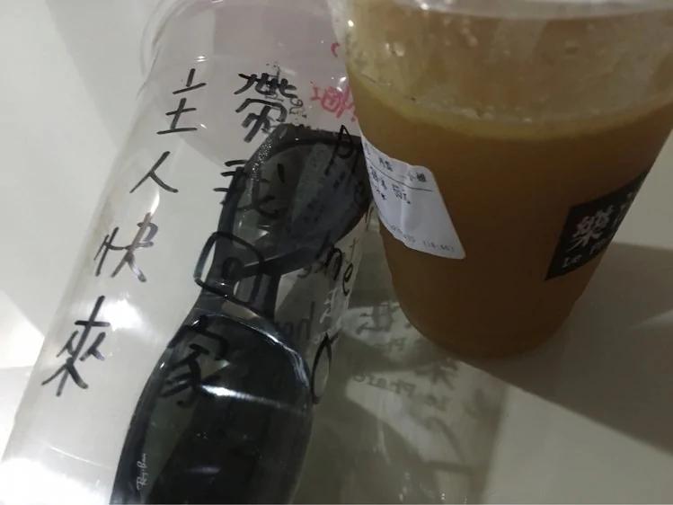 不小心把太阳眼镜忘在饮料店…店员竟然这样保管