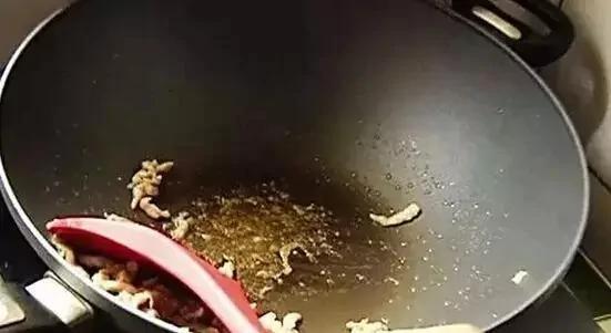 刚炒完菜千万别用水冲铁锅!很多人还不知道!