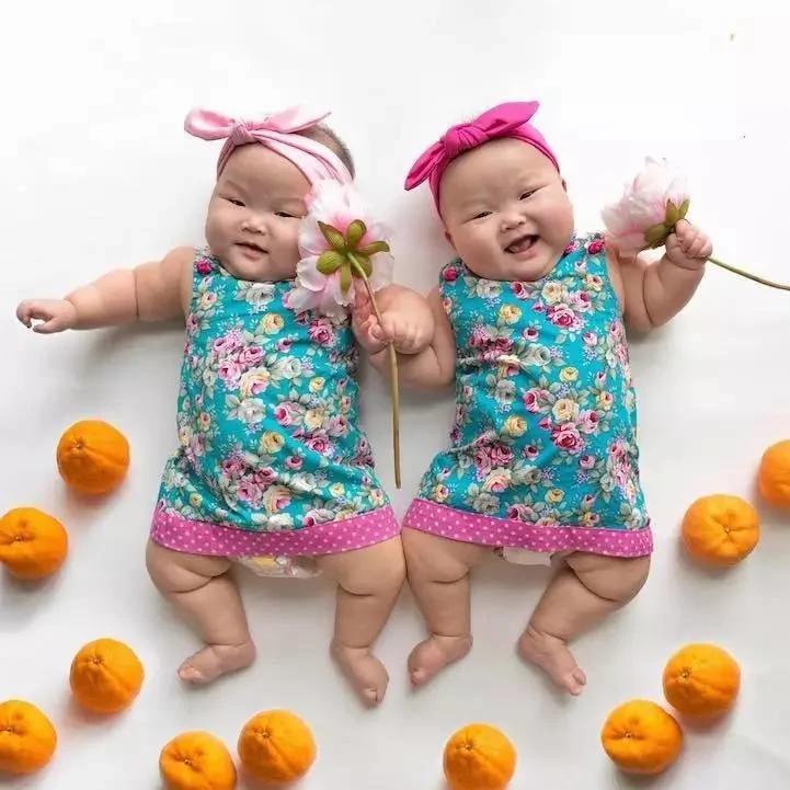 这对双胞胎女孩刚满8个月, 就已轻松俘获万千网友的心!