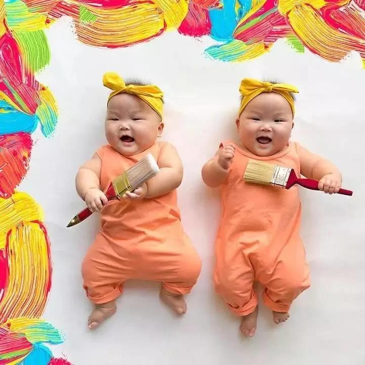 这对双胞胎女孩刚满8个月, 就已轻松俘获万千网友的心!
