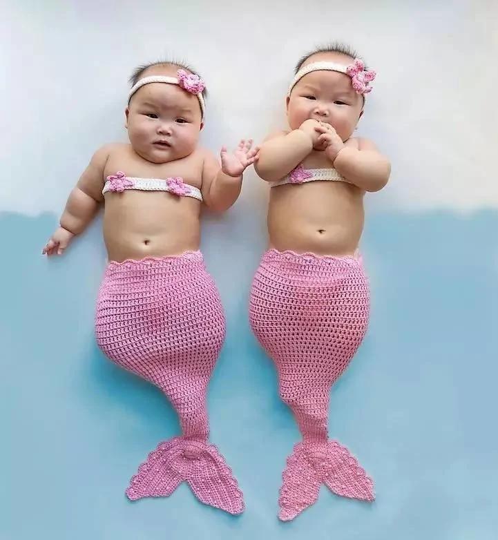 这对双胞胎女孩刚满8个月, 就已轻松俘获万千网友的心!
