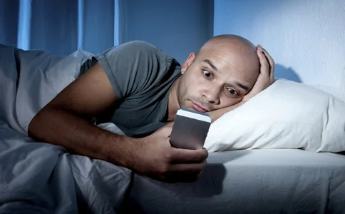 熬夜玩手機會產生什麼疾病熬夜玩手機的危害有哪些為什麼熬夜玩手機會得病