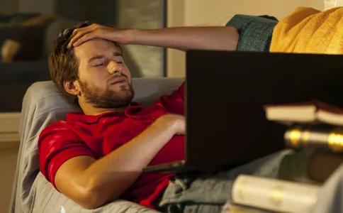 熬夜玩手机易患的7种疾病,危害真的非常大