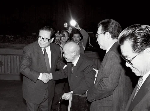 1995年1月1日，江泽民、李鹏在政协全国委员会举行的1995年新年茶话会上，向百岁老人孙越崎祝贺新年。