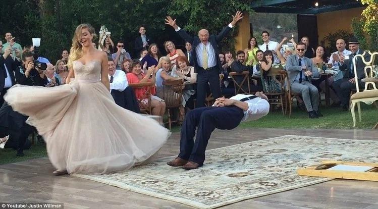 一对新人婚宴秀绝技嗨翻全场
