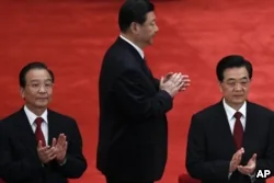 2012年5月4日胡錦濤、溫家寶（左）和習近平（中）在慶祝中國共青團成立90周年大會上。