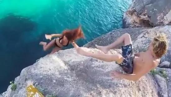 英國女子悬崖边绊倒求救被男友拒绝 跌入水中