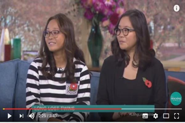 异国女孩看影片〝撞脸〞一对双胞胎姐妹得以相逢