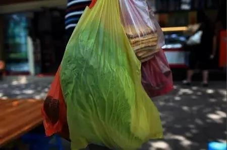 买菜回来千万不要把塑料袋直接放冰箱,否则你可就做错了!