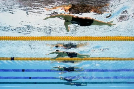8月7日，傅園慧(從上至下第四位)在里約奧運100米個人仰泳比賽中。（Adam Pretty/Getty Images)