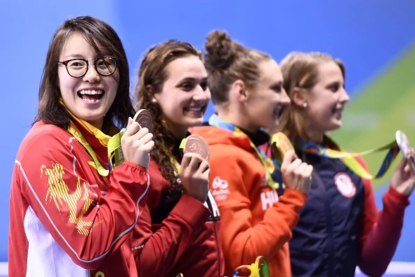 夺得里约奥运铜牌的中国游泳选手傅园慧（左一）表示，她用尽“洪荒之力”完成了比赛。（CHRISTOPHE SIMON/AFP/Getty Images)
