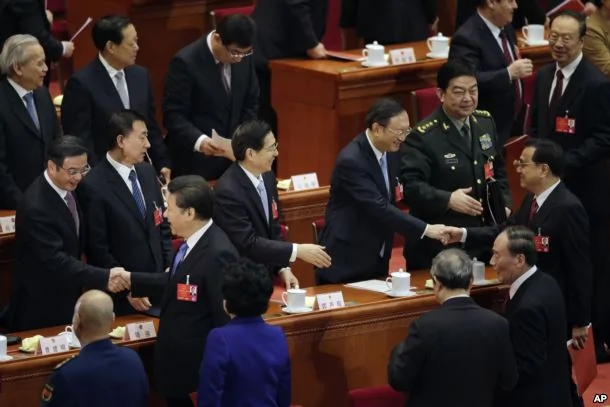 在中国人大会议闭幕式之后，习近平主席和李克强总理和代表们握手（2016年3月16日）