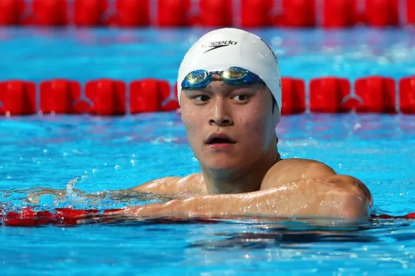 11月24日，孙杨被公布因今年5月17日涉服用禁药，遭停赛三个月，并被取消了大陆全国游泳冠军赛1,500米的游泳冠军。(Clive Rose/Getty Images)