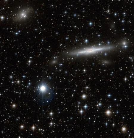 哈勃望远镜观测巨引源中的星系。（ESA/Hubble&NASA）