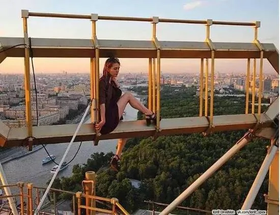 俄罗斯妹子爱玩命自拍，照片光是看着都受不了！
