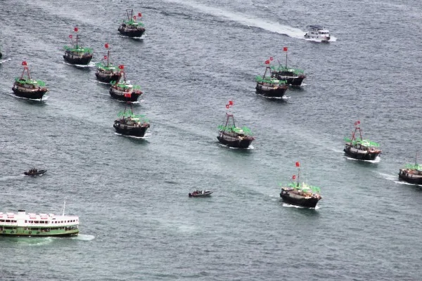 过度捕捞和污染耗竭了中国自己的渔业资源。根据中共官媒，东海已经几乎无鱼可捞。(LAURENT FIEVET/AFP/GettyImages)