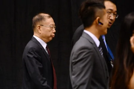 22日國際器官移植大會於香港灣仔會議展覽中舉行頒獎禮。圖為中國器官移植髮展基金理事長黃潔夫在保安保護下進場。（宋祥龍/大紀元）