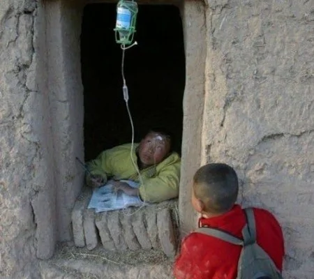 大陆网民热传的这张照片讽刺和揭示了中共治下的“中国三座大山：教育、医疗和住房。”（网络图片）