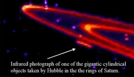 土星環中，哈勃望遠鏡紅外線圖像所顯示的巨大長條形奇異物體（箭頭所示）（視頻截圖）