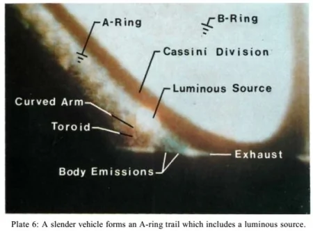 伯格倫分析星環中的外星飛船結構（最下方的平直部分）。[截圖：《土星環製造者》（Ringmakers of Saturn）]