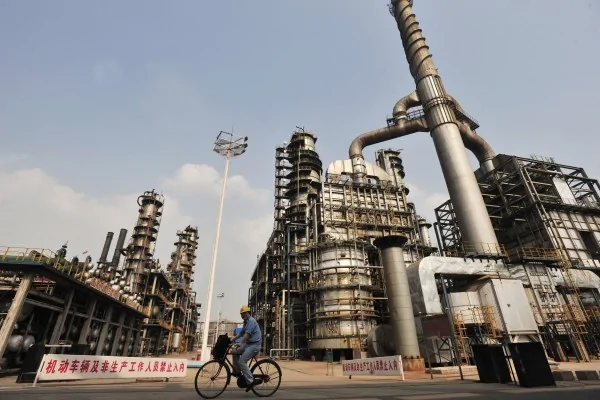 中國掙扎求生的石油行業已經進入一個嚴峻的新階段：國內生產長期下滑。(STR/AFP/Getty Images)