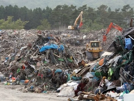 图为日本311地震及海啸过后，在重灾区留下满目疮痍的大片残骸景象。(JIJI PRESS/AFP/Getty Images)