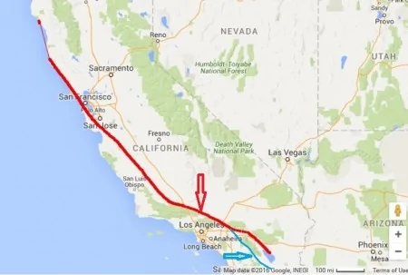 圣安德烈亚斯断层（San Andreas Fault，红色箭头所示的红色线）与圣哈辛托断层线（San Jacinto fault，蓝色箭头所示的蓝色线）地理走行方向，以及周围的大都市示意图。（谷歌地图截图后绘制）