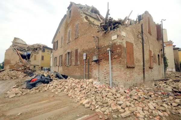 意大利北部20日清晨發生強震，死亡人數目前增至3人，至少有50人受傷，是意大利3年來威力最強的地震，許多歷史悠久的建築物也受到嚴重損壞。(Roberto Serra/Iguana Press/Getty Images)