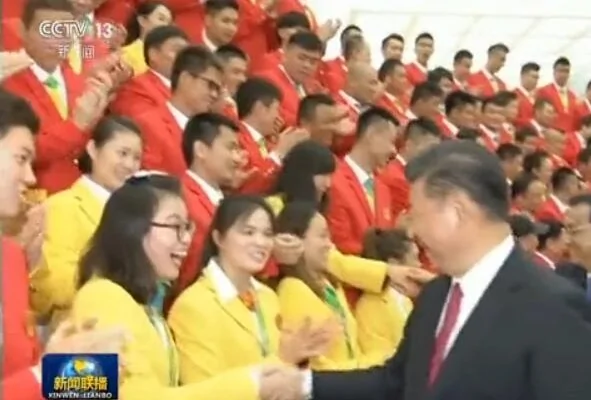 日前，习近平等在北京会见里约奥运代表团成员。傅园慧和习近平握手后，微博两次重复激动称，“我不洗手了”，现在相关微博删除。图为傅园慧与习近平握手。（视频截图）