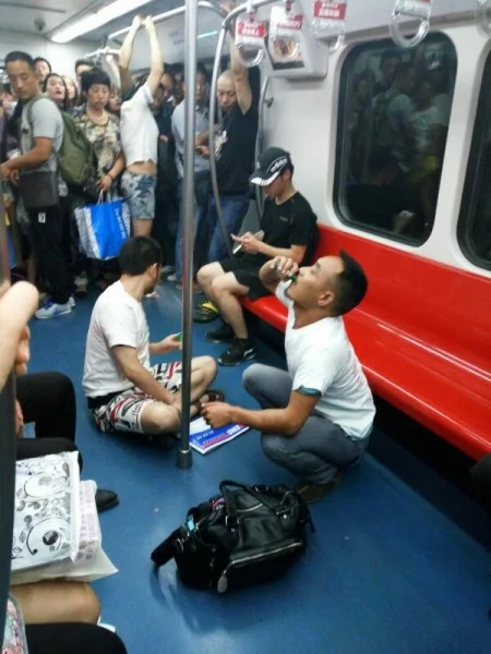 8月25日下午3時，來自湖北的唐先生與四川籍的曾先生在北京地鐵里喝農藥自殺，他們是天津現貨交易所金融詐騙受害者。（網絡圖片）