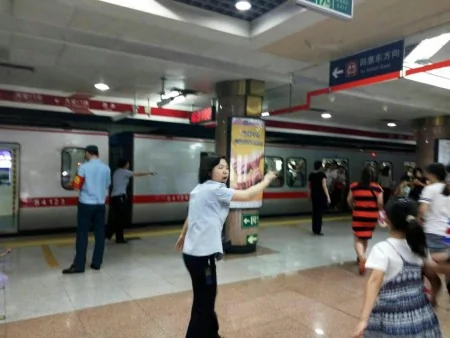 8月25日下午3時，來自湖北的唐先生與四川籍的曾先生在北京地鐵里喝農藥自殺，他們是天津現貨交易所金融詐騙受害者。（網絡圖片）