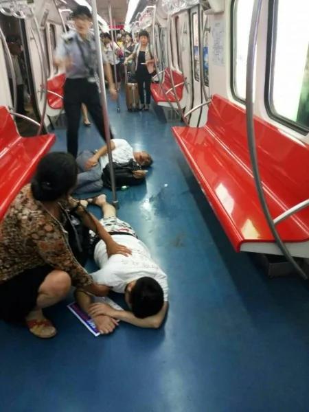 8月25日下午3时，来自湖北的唐先生与四川籍的曾先生在北京地铁里喝农药自杀，他们是天津现货交易所金融诈骗受害者。（网络图片）