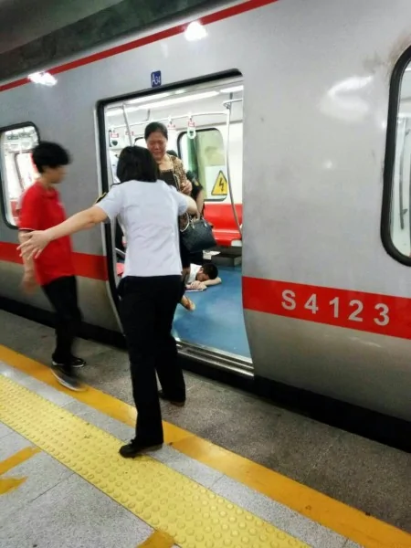 8月25日下午3时，来自湖北的唐先生与四川籍的曾先生在北京地铁里喝农药自杀，他们是天津现货交易所金融诈骗受害者。（网络图片）