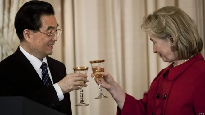 胡錦濤與國務卿希拉里碰杯的資料照片