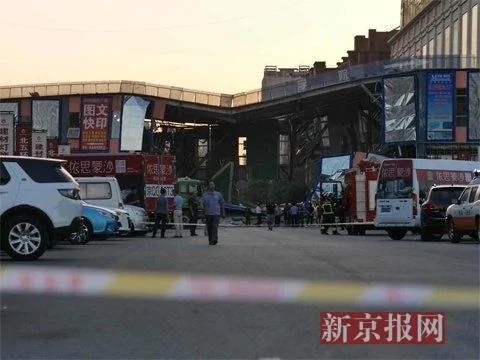 北五環紅星美凱龍天橋坍塌4名被埋壓人員送醫