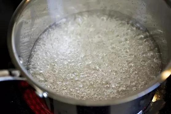 大部份人都错!水烧开不要急着关火否则……