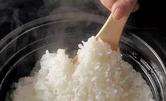 只需要一招...电饭锅煮饭再也不粘锅!