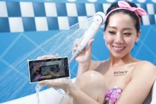 日本手机为何要防水 因日本女性这样用手机