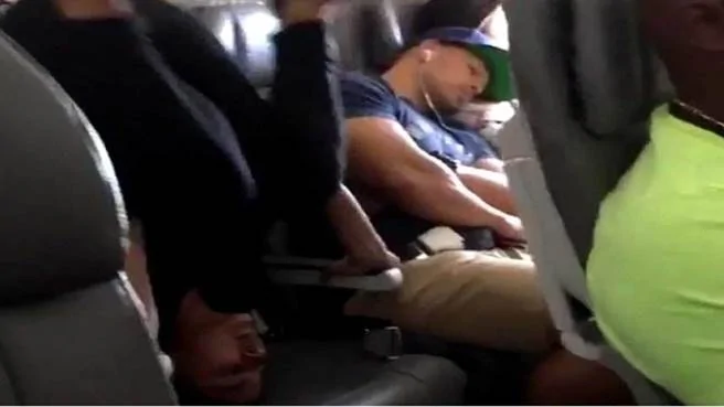 機上男乘客倒頭大睡女子竟在旁邊…