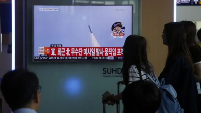 韩国首尔火车站乘客驻足收看朝鲜试射导弹报道（新华社图片22/6/2016）