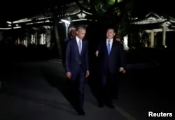 在美中两国元首举行会晤的西湖国宾馆，奥巴马和习近平在举行了3个半小时的会谈后乘夜色在花园中散步。(2016年9月3日）