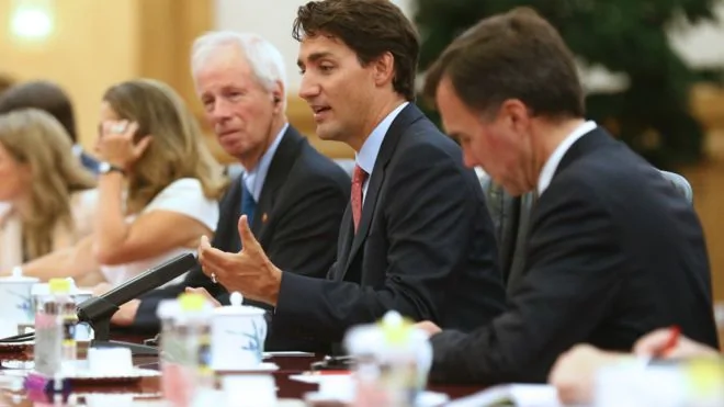 正在北京訪問的加拿大總理特魯多（右二）。